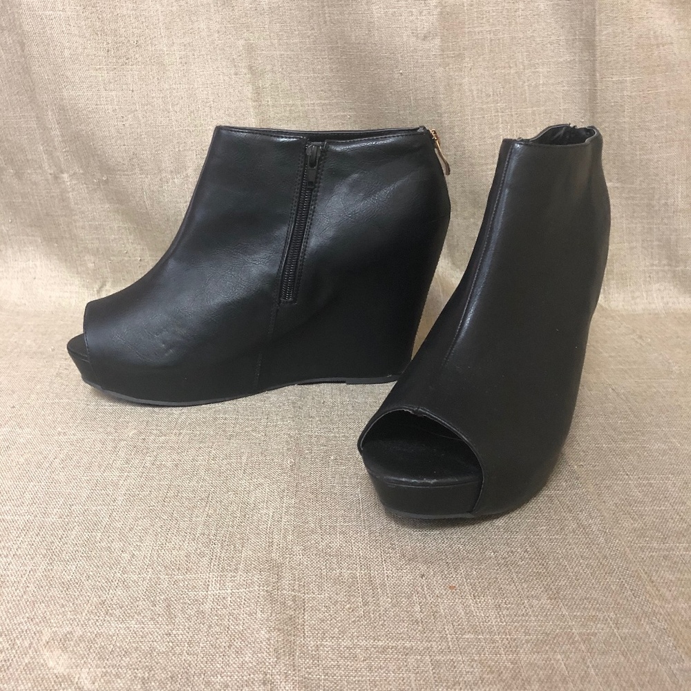 Torrid Wedge Bootie Peep Toe 12 Black Gold Zipper